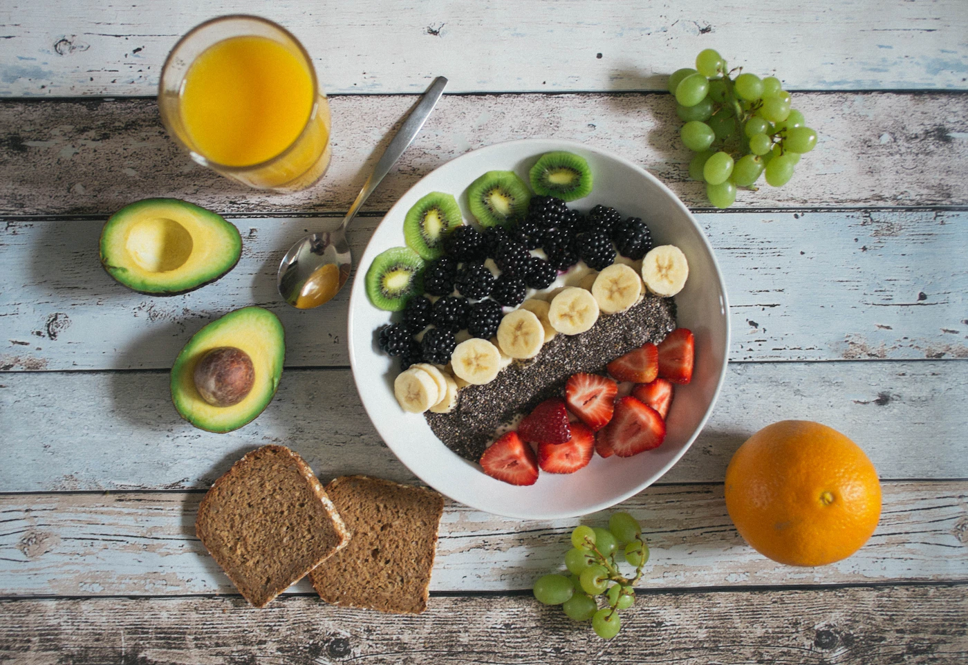 Gesunder, bunter Brunch-Tisch mit frischem Obst