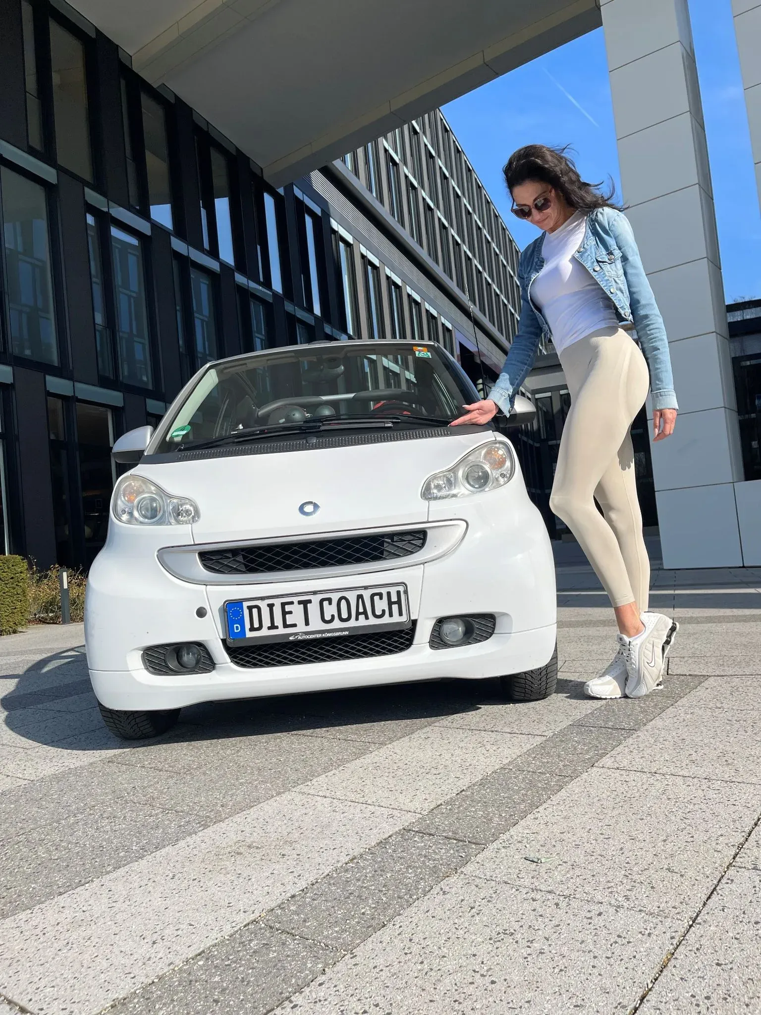 Ella neben ihrem Auto mit DIET COACH Kennzeichen